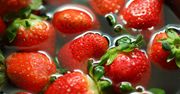 Sama woda nie wystarczy. Truskawki mogą zawierać pestycydy