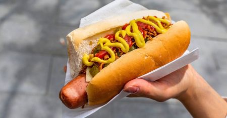 Skąd się wzięły hot dogi? Wszystko zaczęło się od Polaka i Niemca