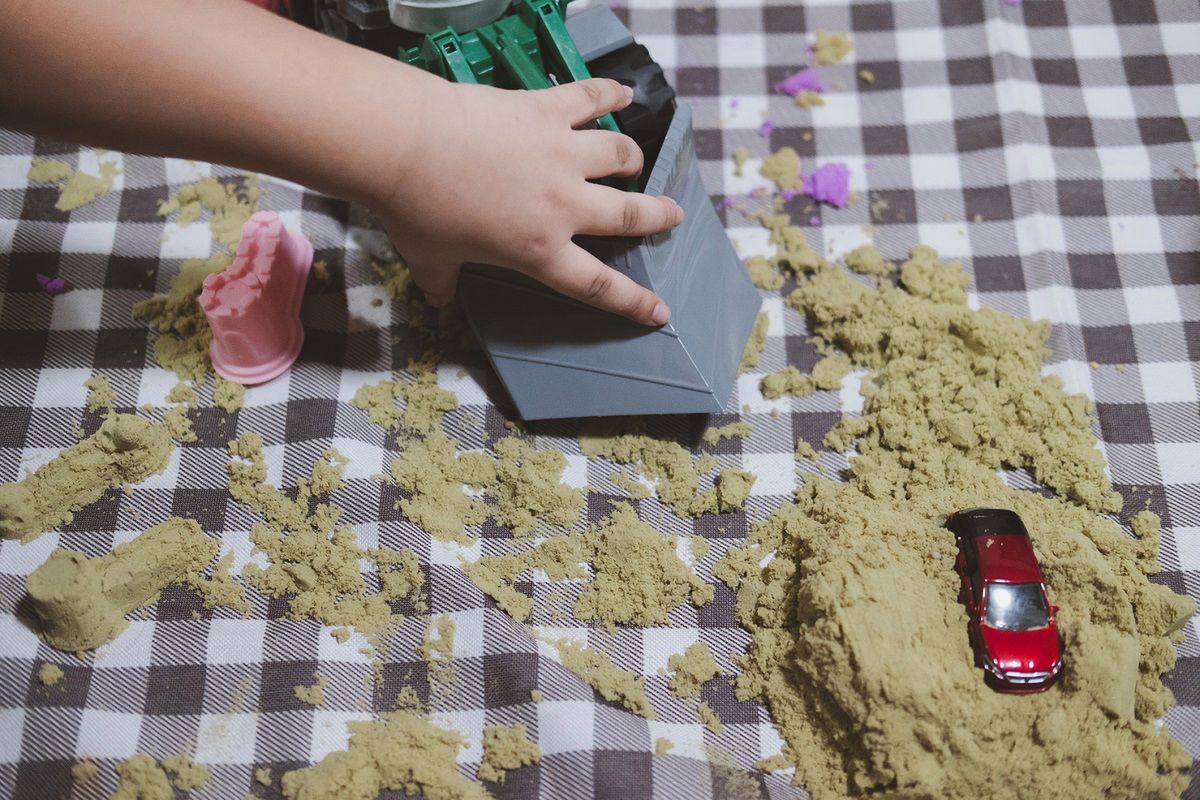 Jak zrobić jadalny piasek do zabawy? Fot. Getty Images