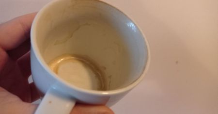 Wysmaruj nią kubki z zaciekami po kawie i odstaw na 15 minut. Będą lśnić jak nowe