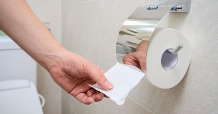 Skrapiam papier toaletowy. Szybko rozprawiam się ze smrodliwym problemem