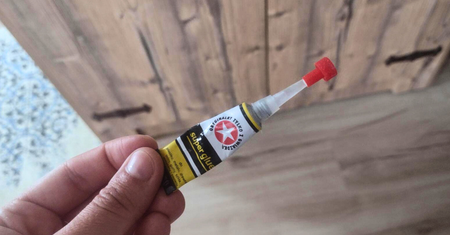 Namocz w tym ręce, a Kropelka i Super Glue szybko odpuszczą. Bez zdartego naskórka