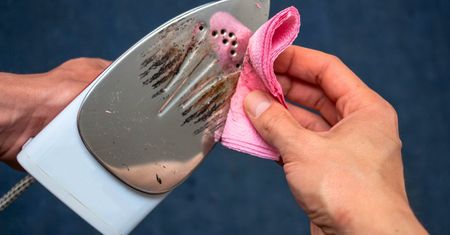 Nasączam szmatkę i przecieram stopę żelazka. Spalenizna schodzi od razu!