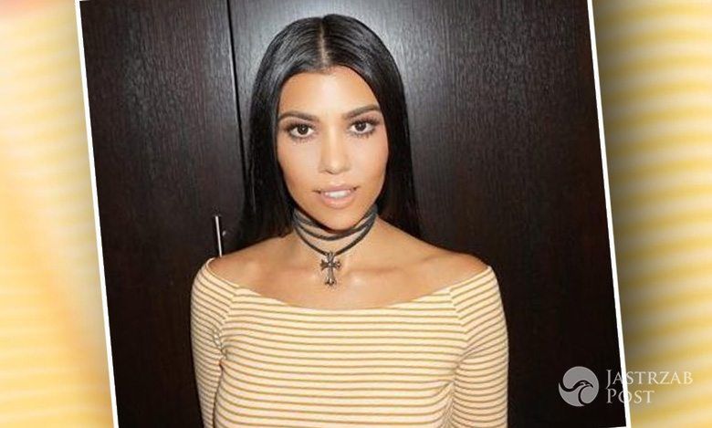 Kourtney Kardashian w taniej koszulce z sieciówki słynącej z nieprzyzwoitych reklam