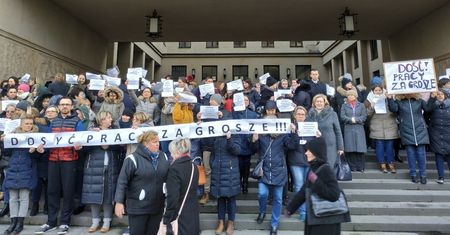 Protest przed warszawskim sądem. Pracownicy żądają podwyżki