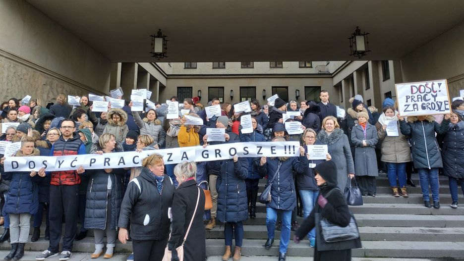 Pikieta pracowników przed budynkiem Sądu Okręgowego w Warszawie przy alei "Solidarności" 127