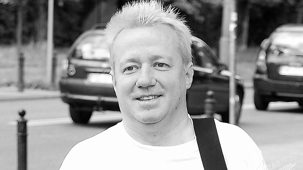 Robert Leszczyński (10.02.1967-1.04.2015)

Dziennikarz, krytyk muzyczny, gitarzysta. Były rzecznik <em>Przystanku Woodstock</em>. Ciało Leszczyńskiego znaleziono w jego mieszkaniu. Najprawdopodobniej, dziennikarz nie wiedział, że jest chory na cukrzycę i nigdy jej nie leczył. Nagły atak choroby był przyczyną jego zgonu.