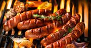 To błąd podczas grillowania kiełbasy. Kucharz wyjaśnia, jak powinno się to robić