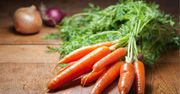 Wyrzucasz natkę marchewki do kosza? To błąd, który popełnia wielu Polaków