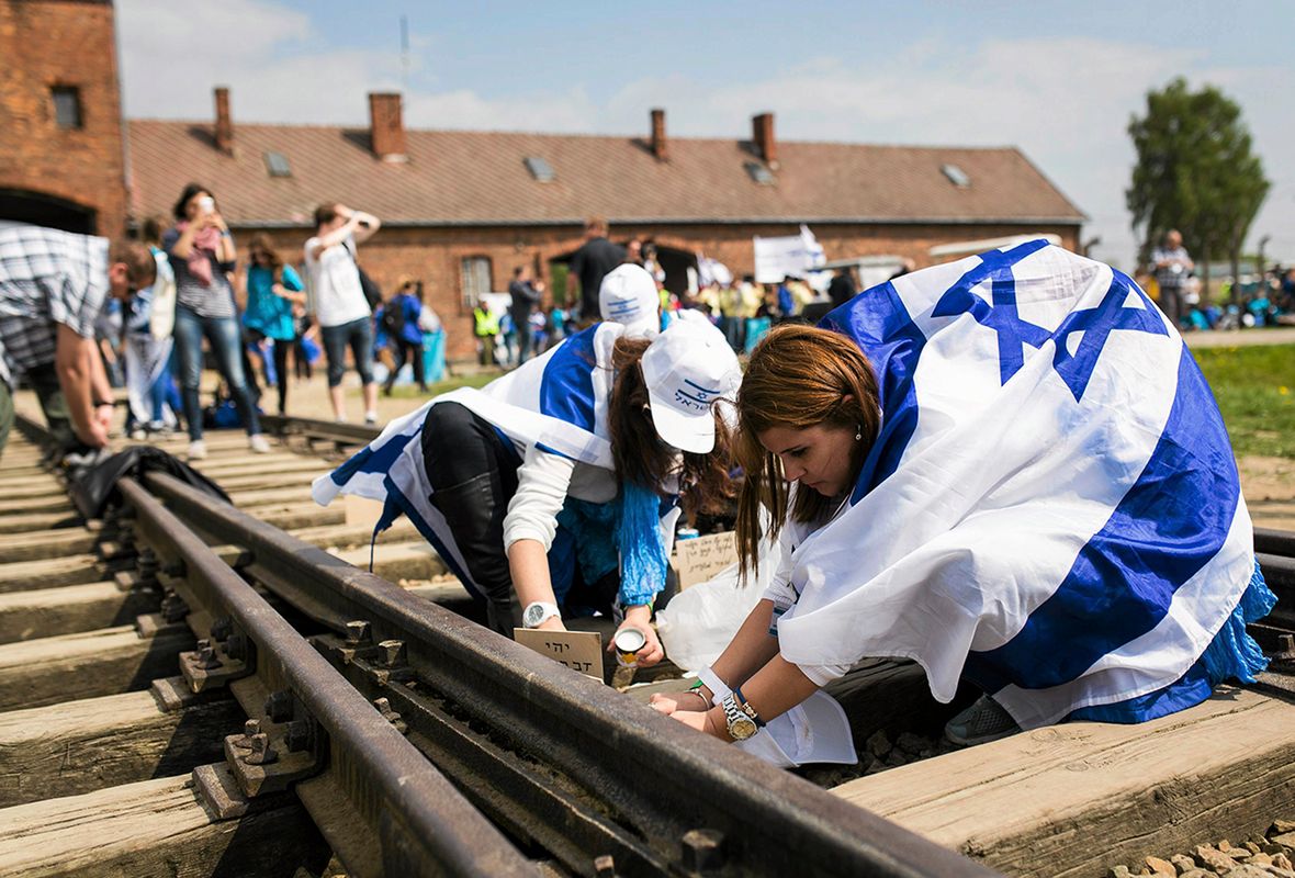 Uczestnicy Marszu Żywych w drodze z Byłego Nazistowskiego Obozu KL Auschwitz do Obozu KL Birkenau