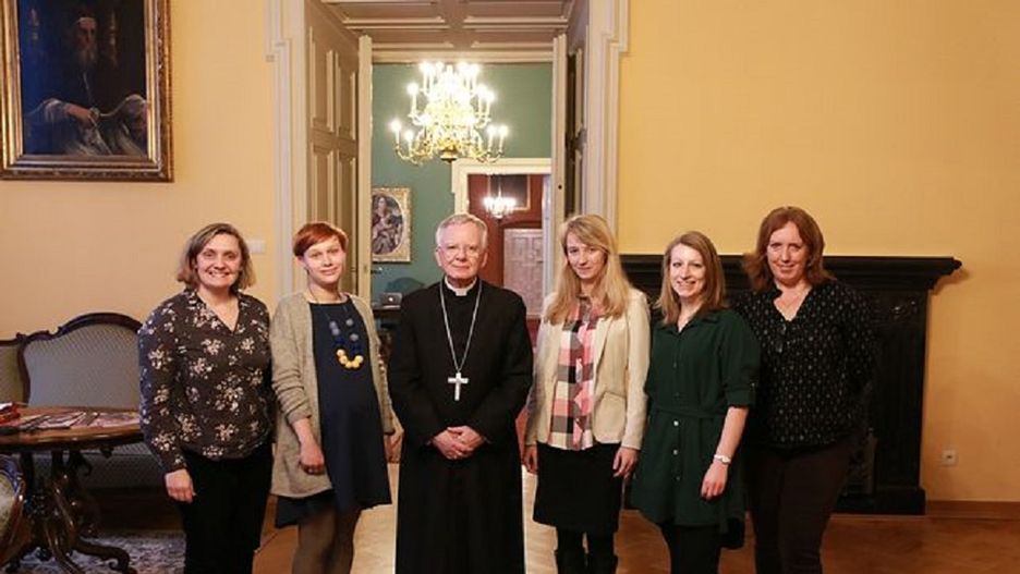 Joanna Adamik (pierwsza od prawej) była szefową biura prasowego abp. Marka Jędraszewskiego.