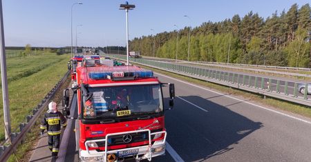 Pożar busa na S7 i korki. Wcześniej groźne dachowanie