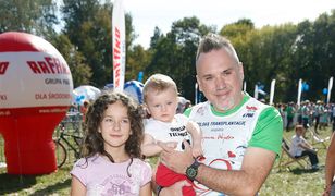 Szymon Wydra pozuje do zdjęć z dziećmi. Podobne do sławnego taty?