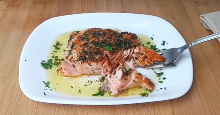 Łatwy przepis na łososia w sosie maślano-cytrynowym. Obiad smaczniejszy niż w renomowanej restauracji