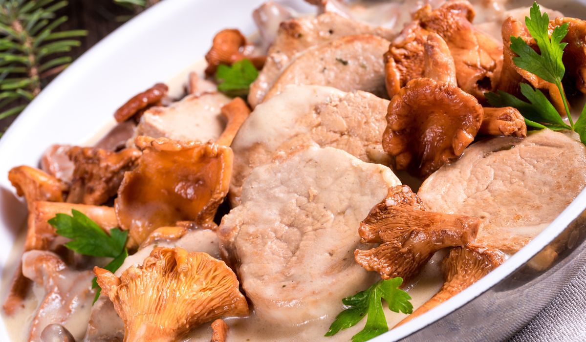 Schab w sosie kurkowym - przepis na rodzinny obiad. Jak przygotować to danie?
