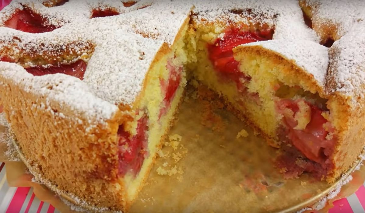 Szybkie ciasto z owocami sezonowymi - Pyszności; Foto kadr z materiału na kanale YouTube Słodki Blog