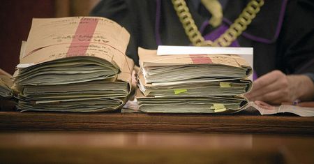 Matkobójca z Częstochowy skazany. Spał na tapczanie ze zwłokami