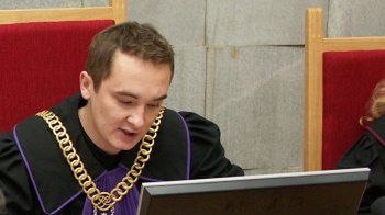 Sędzia Sądu Rejonowego w Olsztynie, Arkadiusz Zmudziński odczytuje wyrok