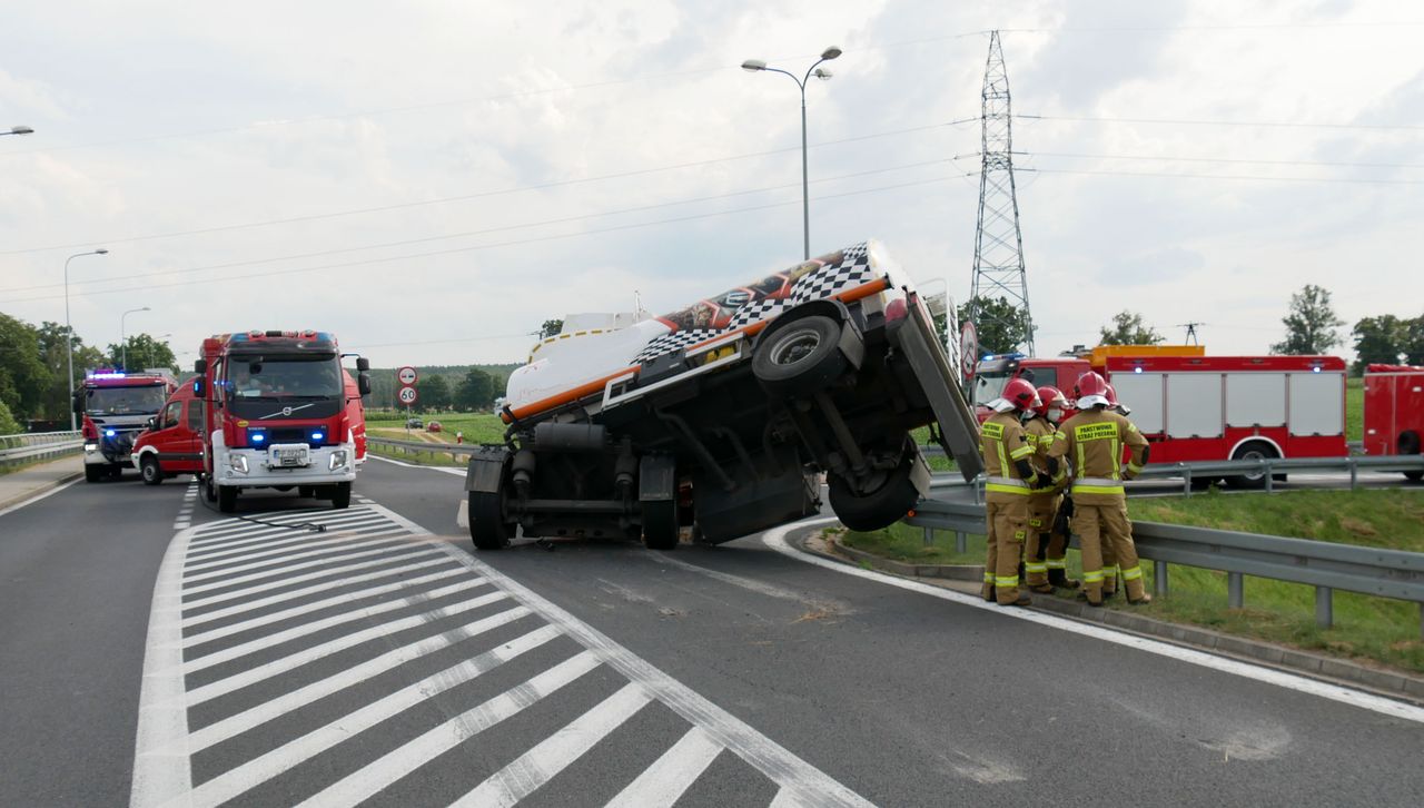 Cysterna z paliwem wypadła z jezdni