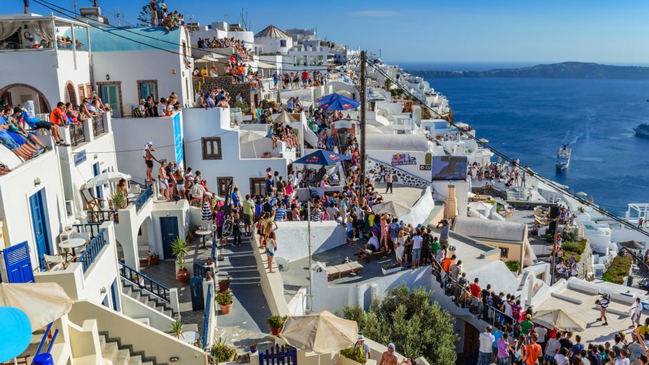 Santorini przyciąga wiele par z całego świata. To dlatego, że uważane jest za jedno z najlepszych miejsc na ślub i miesiąc miodowy