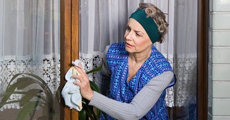 Nawet babcia nie zrobiłaby tego lepiej. Tą mieszanką doczyścisz każdą ramę okienną