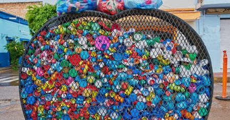 Metalowe serca na plastikowe nakrętki już niedługo znikną z ulic. Tak chce UE