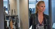 "Szybcy i wściekli 8": piękna i niebezpieczna Charlize Theron rzuca wyzwanie mistrzom kierownicy [ZWIASTUN]