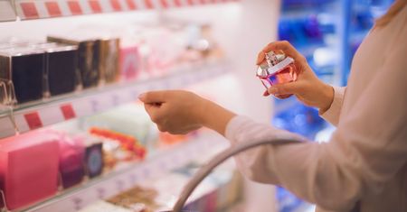 Naucz się rozpoznawać oryginalne perfumy i nie daj się wodzić oszustom za nos