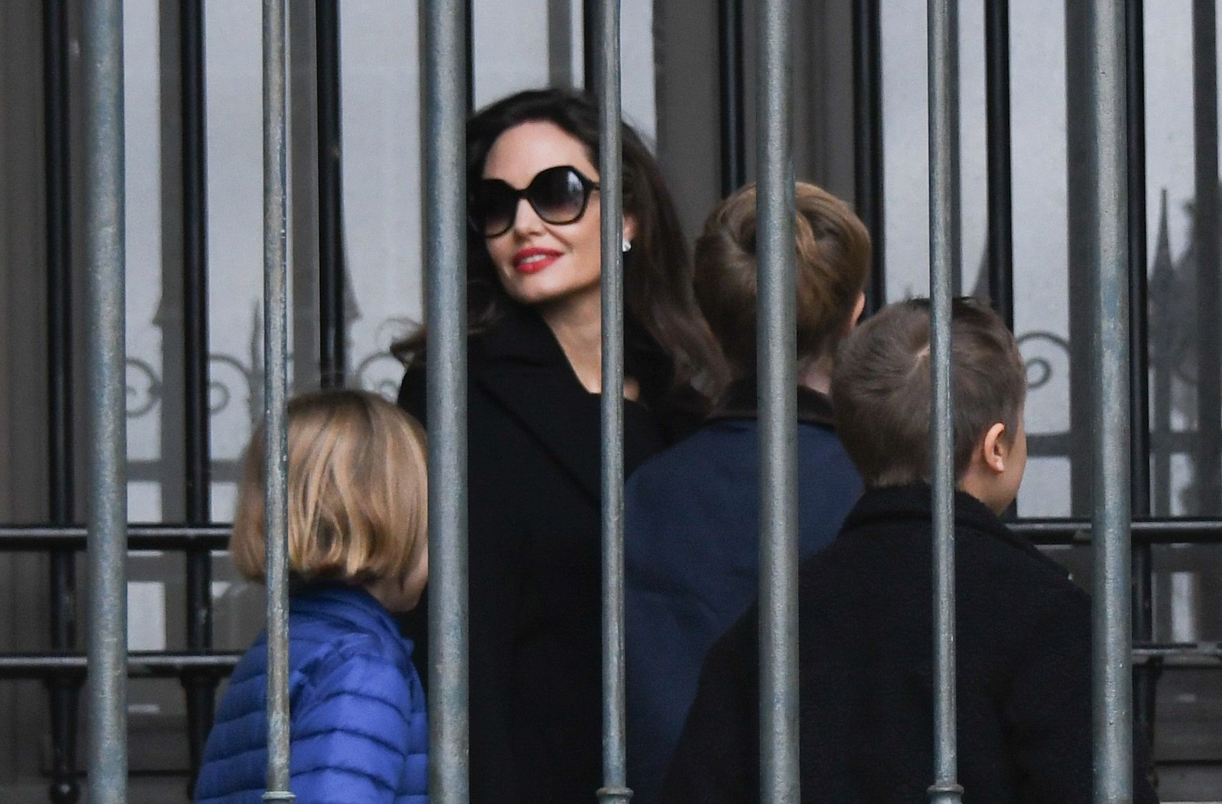 Angelina Jolie z dziećmi w Paryżu (Luwr)