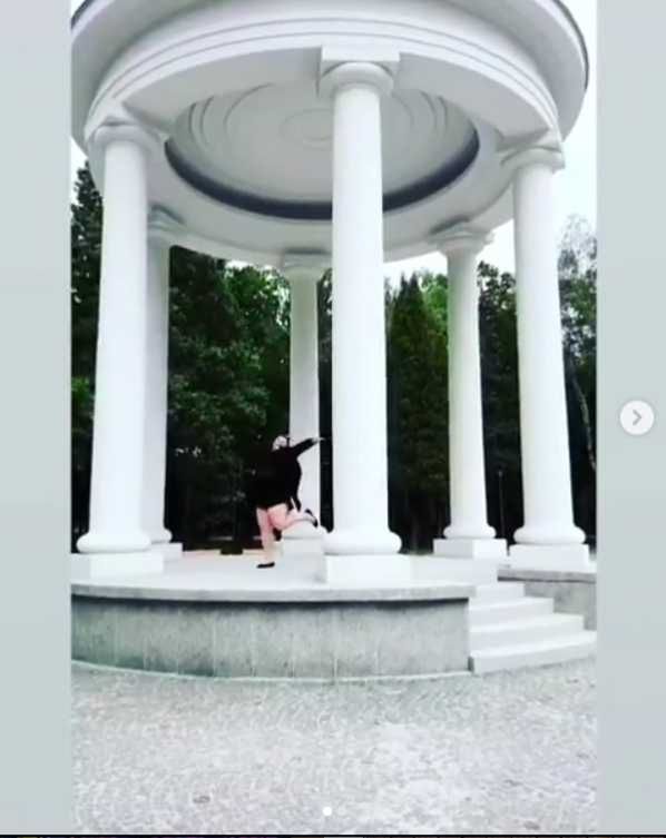 Dominika Gwit tańczy między kolumnami - Instagram