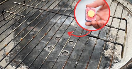 Aby wyczyścić mocno zabrudzony po majówce ruszt grilla, wystarczy 1 produkt z kuchni