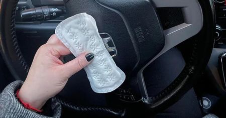 Zawsze mam w aucie wkładkę higieniczną. Pomaga mi rozwiązać pewien przykry problem
