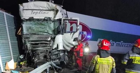 Ciężarówka uderzyła w tył autokaru. Są ranni.