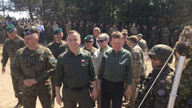 Prezydent Andrzej Duda i szef MON Mariusz Błaszczak na poligonie w Nowej Dębie.