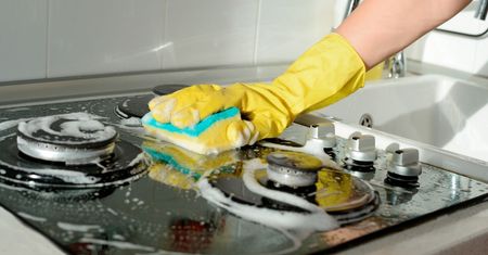 Zapomnij o szorowaniu i chemii. Ten domowy patent sprawi, że kuchnia będzie lśniła