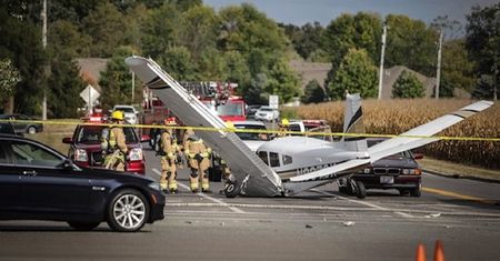 Na auto spadł samolot. Kierowca BMW przeżył szok