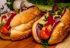 Hot-dog. Symbol fast foodów ma dziś swoje święto
