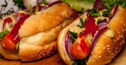 Hot-dog. Symbol fast foodów ma dziś swoje święto