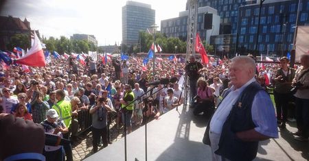 Wałęsa na proteście KOD w Gdańsku: musicie odzyskać trójpodział władzy