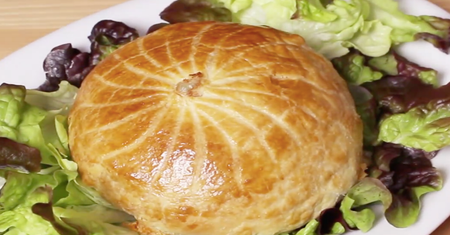 Ciasto francuskie z serem camembert i dodatkami - idealne dla wszystkich miłośników sera.