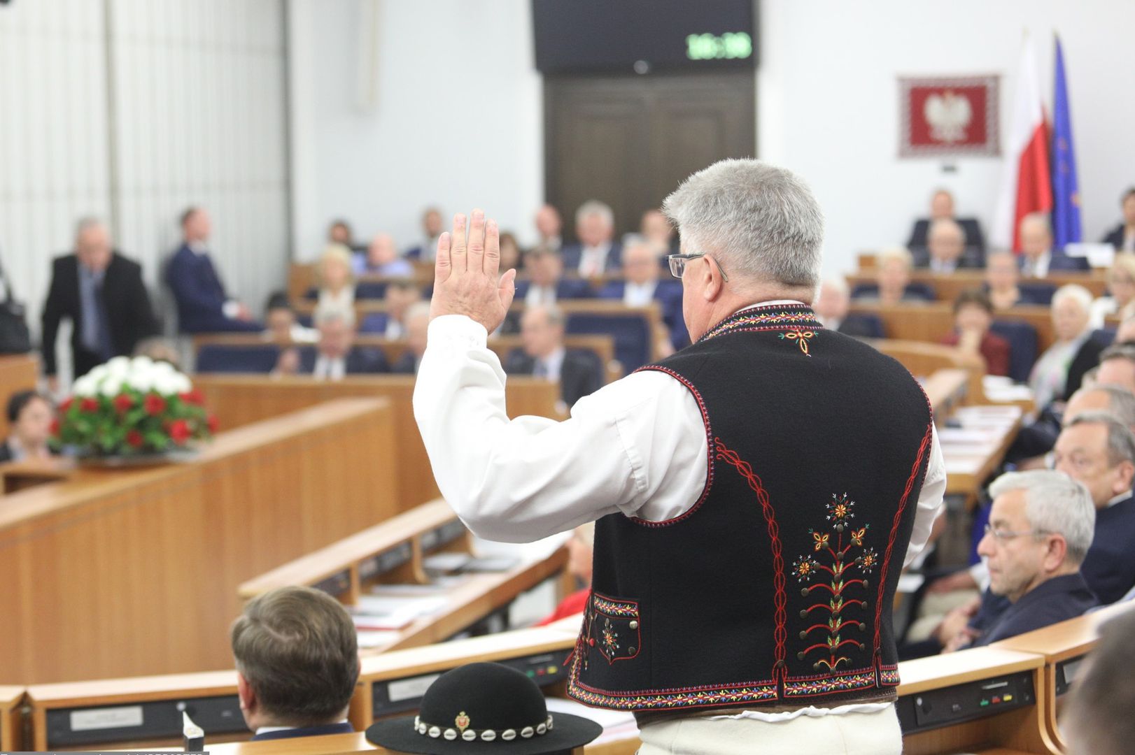 Strój ludowy miał na sobie również inny senator z PiS - Jan Hamerski. 