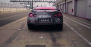#dziejesiewmoto: Nissan GT-R sterowany pilotem, autobus wpada w poślizg i uszkodzenia mózgu kierowcy wyścigowego
