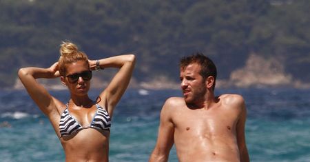 Rafael i Sylvie van der Vaart na plaży w Saint Trope