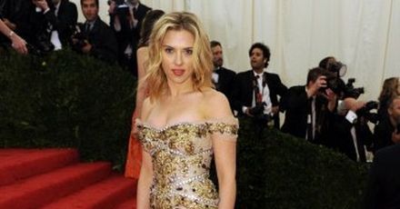 Scarlett Johansson flirtuje z mężami