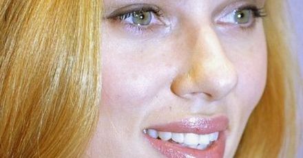 Scarlett Johansson: naga i bezbronna