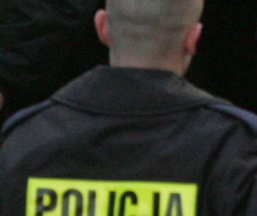 Przestępcy rzucali w policjantów komputerem