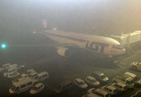 Mgła nadal paraliżuje lotniska