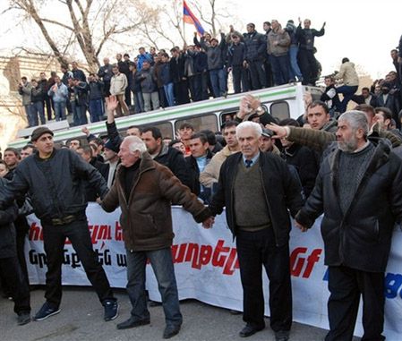 8 osób zginęło w starciach w Armenii