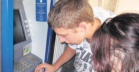 W bankomacie utknęły pieniądze. Nikt z banku PKO BP nie pomógł łodziance