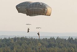 Amerykańscy spadochroniarze wylądowali na Pustyni Błędowskiej